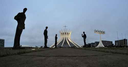 Massa de ar frio causou muita névoa em Brasília nesta manhã