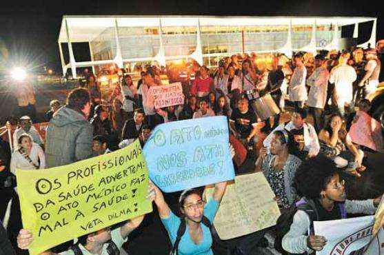 Profissionais de saúde prometem cruzar os braços caso a presidente sancione a lei que regulamenta a medicina