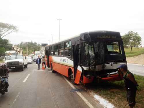 Um carro fechou o caminhão e ele foi para a pista do ônibus.