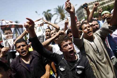 Defensores egípcios da Irmandade Muçulmana gritam slogans religiosos e políticos durante um protesto perto da Universidade de Cairo na capital egípcia