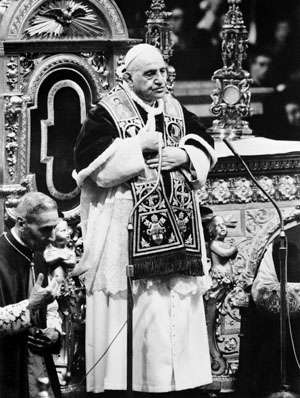 Papa João XXIII durante discurso na Basílica de São Pedro, no Vaticano, no final da primeira sessão do Concílio Ecuménico do Vaticano II, em dezembro de 1962 e