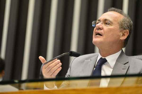 Renan respondeu, ao ser perguntado por jornalistas, que não devolveria o valor correspondente às passagens, já que havia usado o avião para cumprir compromisso como presidente do Senado