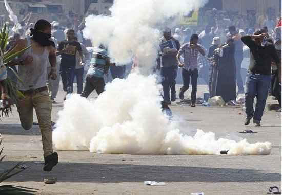 Confronto entre partidários e opositores de Morsy em Cairo