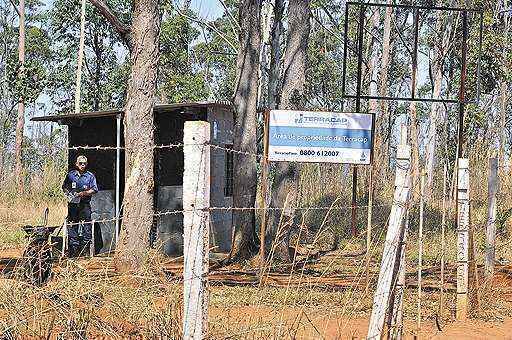 Placa no local em disputa, que tem uma das mais belas vistas do DF, indica a propriedade da Terracap: agência mantém a área de 104 alqueires cercada para impedir a ação de grileiros