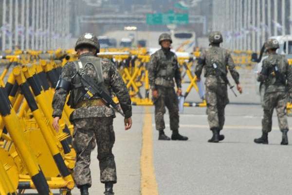 Soldados sul-coreanos na estrada que leva ao complexo industrial Kaesong Coreia do Norte em abril.