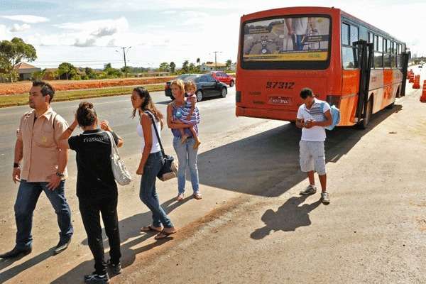 Condições do transporte público no entorno. Ônibus quebrado na BR-040.