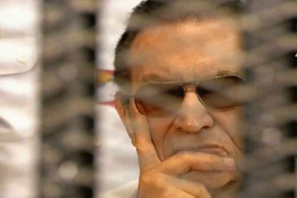 Mubarak é julgado, junto com seus filhos Alaa e Gamal, por corrupção e, assim como outros ex-líderes da segurança, por cumplicidade no assassinato de manifestantes