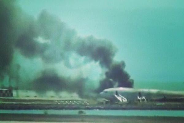 Imagem do avião em chamas no pátio do aeroporto, registrada por usuário do Twitter