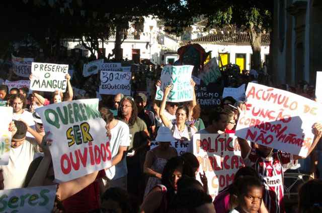 No centro histórico, manifestantes seguiram para a prefeitura para pedir melhores serviços públicos para a pacata cidade de Paraty