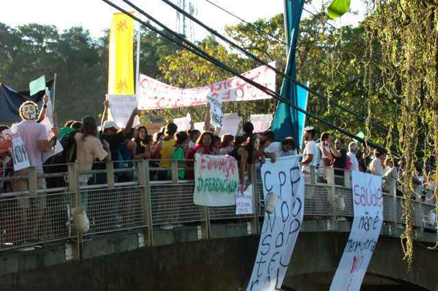 Barqueiros e ambientalistas protestam durante festa literária em Paraty