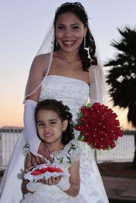 Noiva Jucélia do Nascimento, com a filha Milana, durante casamento coletivo na Ponte JK