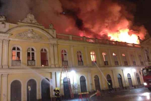 Incêndio teria começado por volta das 20h30