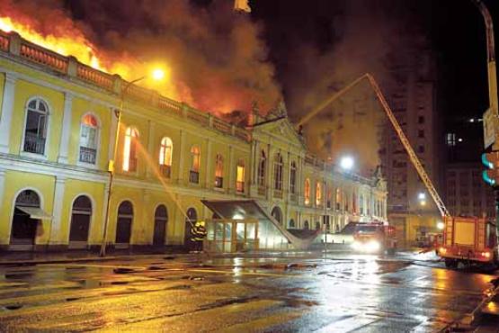 O fogo que atingiu o Mercado Municipal não deixou feridos, mas destruiu boa parte do prédio histórico