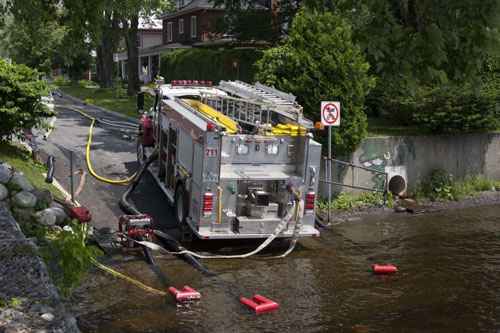 Operações de socorro  em Lac-Mégantic, Quebec, Canadá, um dia após o descarrilamento de trem e explosão