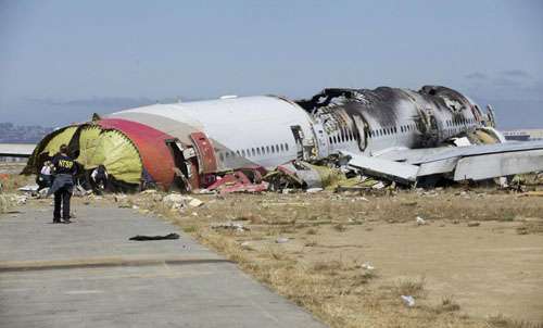 Destroços da Asiana Airlines Flight 214, que caiu no Aeroporto Internacional de San Francisco, nos EUA  domingo