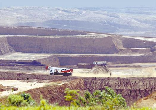 Caminhão guindaste trabalha em terreno de extração de nióbio em Araxá (MG): tesouro nacional