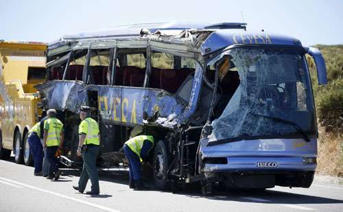 Guardas civis inspecionam os destroços do acidente de ônibus perto de Ávila, no centro da Espanha