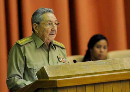 Raúl Castro discursa durante o encerramento da primeira sessão anual da Assembleia Nacional, no Palácio das Convenções, em Havana