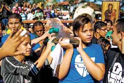 A cruz, um dos símbolos da jornada, foi carregada por fiéis no Rio