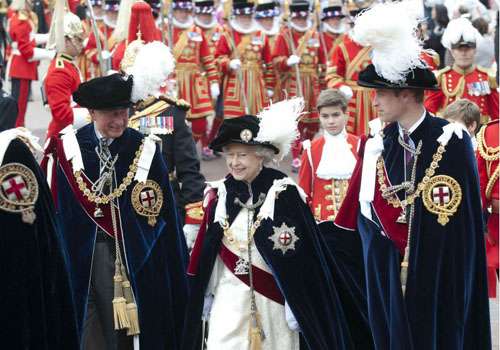 A rainha Elizabeth caminha em procissão com o príncipe Charles (L) e o príncipe William durante a ordem anual do Serviço Jarreteira na Capela de St George no Castelo de Windsor, em Windsor, sul da Inglaterra