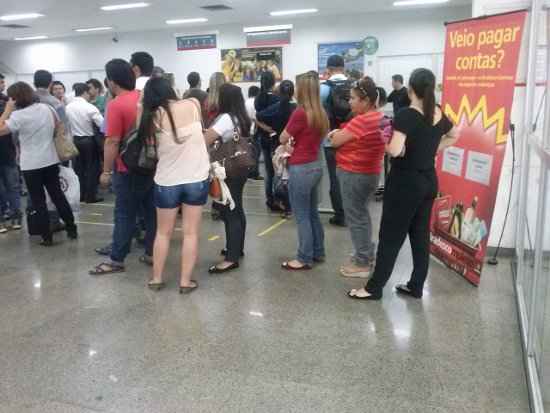 Clientes na fila da agência bancária do Bradesco da 504 Sul