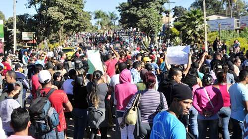 Manifestantes fecham vias de acesso a Santo Antônio do Descoberto