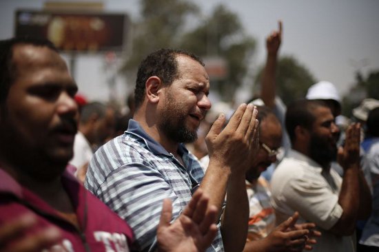 Um defensor do deposto presidente egípcio, Mohamed Morsy chora enquanto reza durante um protesto em frente Raba El-Adwyia, mesquita no Cairo