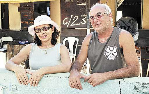 Luismarina e Marceli estão na Vila Planalto há 25 anos e preservam a arquitetura original da casa onde moram