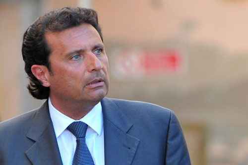 Francesco Schettino sai depois de uma sessão do julgamento do cruzeiro Costa Concordia