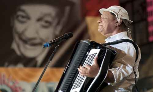 Dominguinhos respira por aparelhos e o estado de saúde é considerado grave