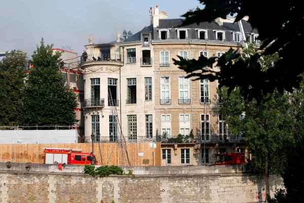 IncÃªndio comeÃ§ou no teto da mansÃ£o Lambert, joia arquitetÃ´nica de Paris construÃ­da no sÃ©culo XVII e que pertence Ã  famÃ­lia do emir do Catar