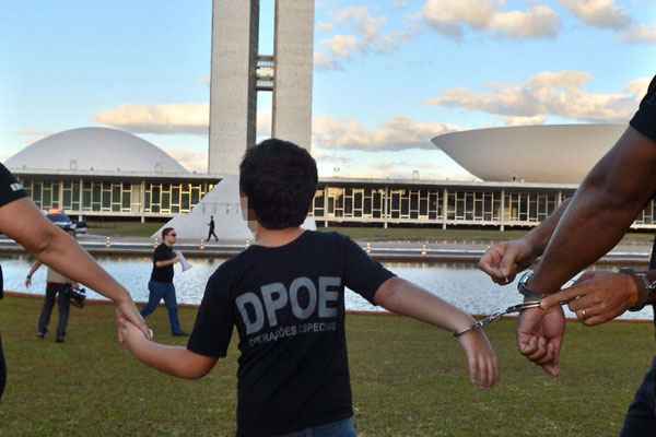 Guardas penitenciários alegam sofrer constantes ameaças e que o Estado não garante proteção a eles e a suas famílias. Segundo especialistas, erram ao levar filhos ao protesto