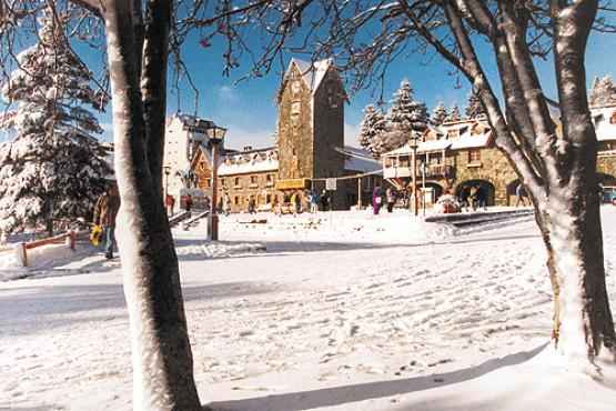 O Centro Cívico de Bariloche: local oferece bons restaurantes, festas e comércios para quem quer fugir das pistas de esqui