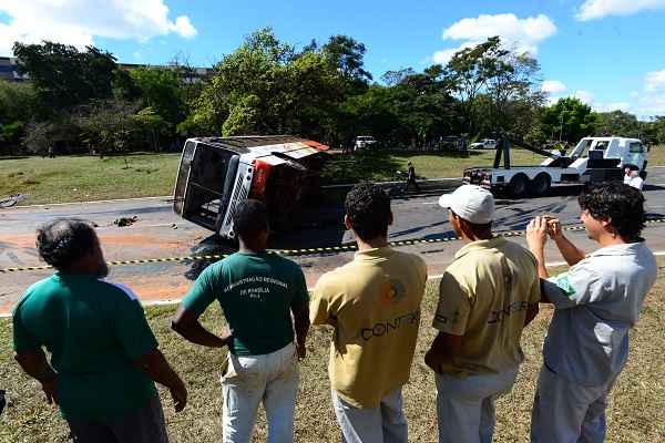 Motorista de ônibus estava na velocidade permitida, dizem passageiros