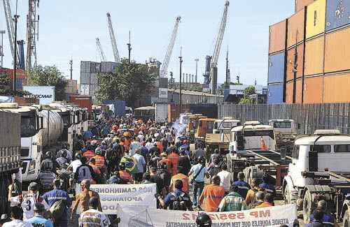 Em Santos, portuários impediram ontem embarque e desembarque em 13 navios. Manifestação deve se repetir