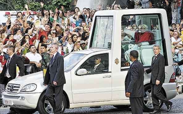 A FAB também trouxe dois veículos de modelo semelhante, em 2007