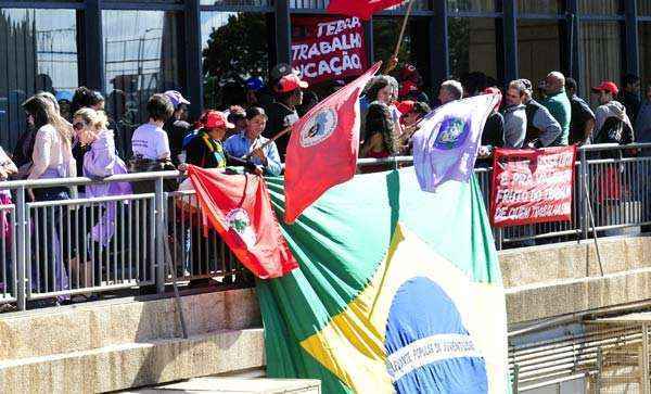 Bandeiras na sede: manifestantes alegam que a reforma está praticamente paralisada