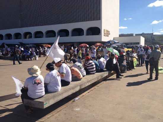 Manifestantes filiados a CUT durante concentração ao lado da biblioteca nacional de Brasília