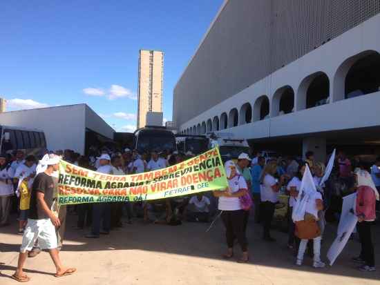 MST em frente a Biblioteca Nacional