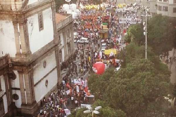 A Avenida Passo, Marechal Floriano e Presidente Vargas foram interditadas por volta das 17h