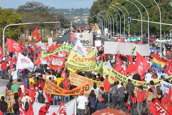 Os manifestantes marcharam pela Esplanada dos Ministérios durante a tarde e fizeram atos nos ministérios da Agricultura e das Comunicações