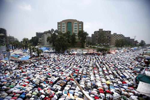 Partidários do presidente deposto Mohamed Morsy realizam semanário de orações em Rabaa Adawiya, praça onde estão acampados no Cairo