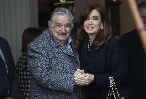 O presidente do Uruguai, José Mujica, recebe Cristina Kirchner sobrem, na chegada a Cúpula do Mercosul, em Montevidéu