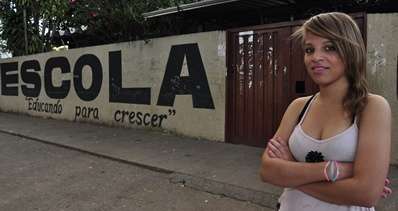 A estudante Paloma Ferreira, 13 anos, aguarda ansiosamente o resultado da manutenção na Escola Classe 08 de Planaltina.