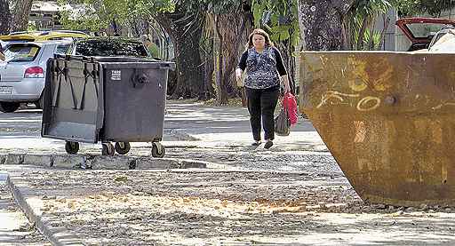 Asa Sul: na calçada da Igreja Dom Bosco, na 702 Sul, as pedras que antes revestiam o passeio estão soltas. A analista de recursos humanos Josilene Araújo, 45 anos, diz que a filha se feriu ao cair no local