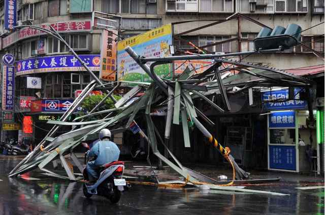 Tufão Sulik atingiu Taiwan com ventos fortes e chuvas torrenciais, causando uma morte e fazendo ao menos 30 feridos