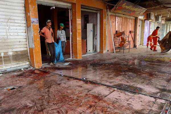 O ataque mais violento ocorreu no bairro de Dura, no sul de Bagdá, onde a explosão de uma bomba em uma rua, perto de um café, matou nove pessoas e feriu pelo menos 32