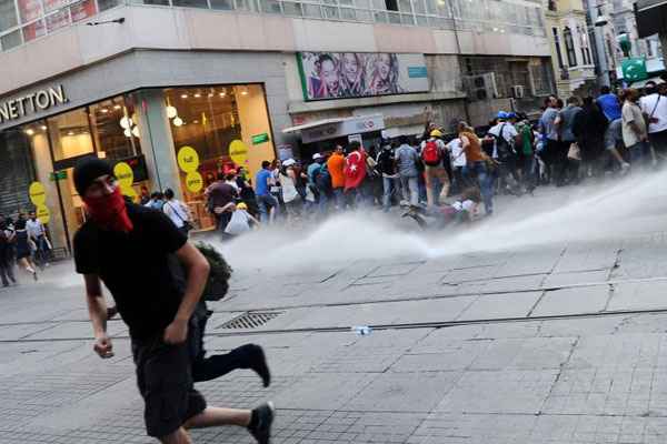 As forças de ordem usaram jatos d'água, bombas de gás lacrimogêneo e balas de borracha para afastar os manifestantes