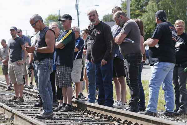 Em Boucherville, 18 km a leste de Montreal, cerca de 100 pessoas caminharam com velas nas mãos por uma ferrovia