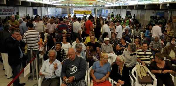 Moradores participam da solenidade na Vila Planalto